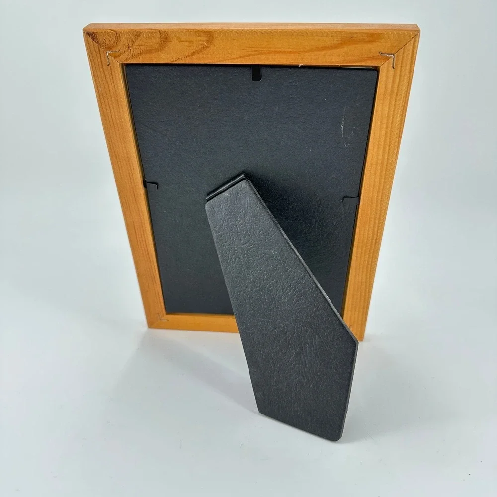 Wooden Photo 5x7 Frame with Ornate Corner Accents Tabletop Display Stand